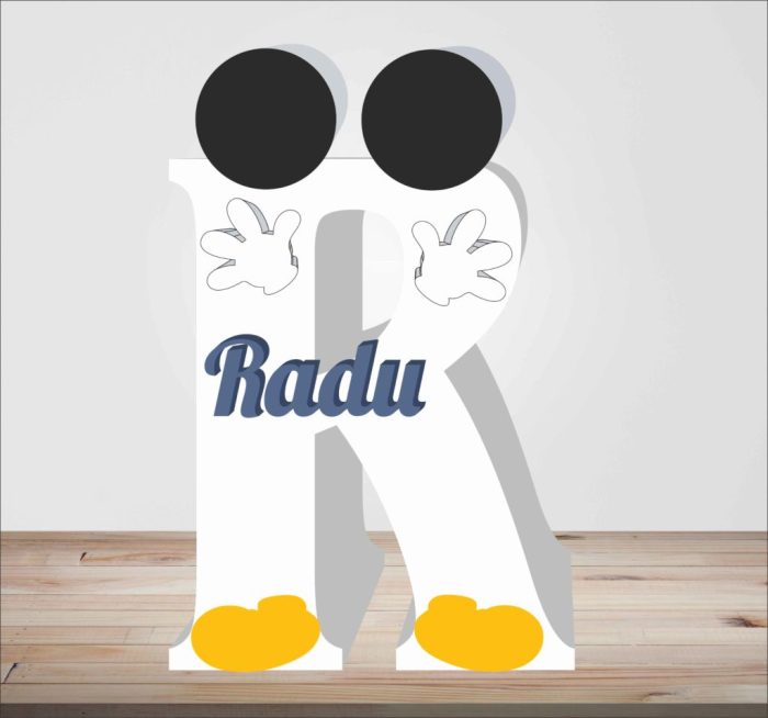 Litera R cu design inspirat de Mickey Mouse