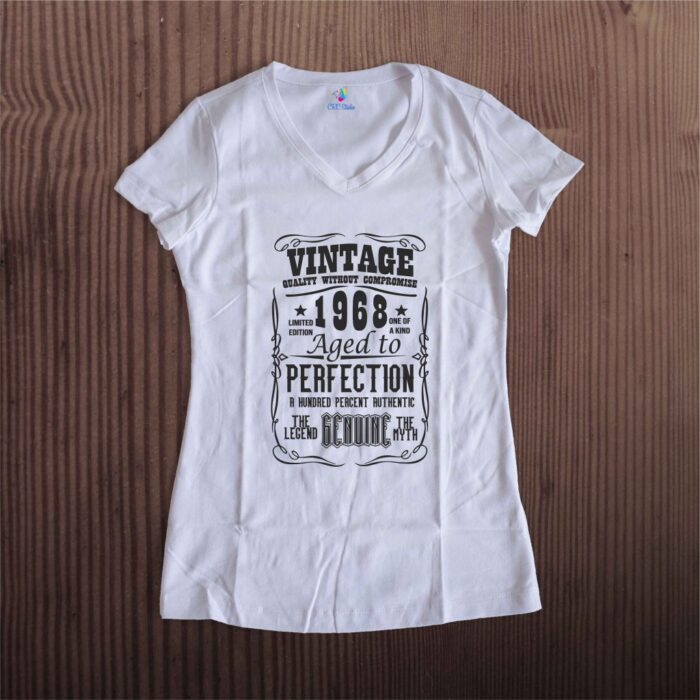 Tricou alb cu imprimeu vintage negru.