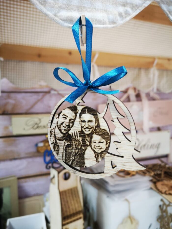 Ornament personalizat din lemn cu portret familie.