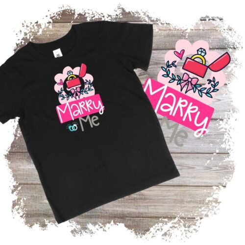 Tricou negru cu design Marry Me colorat