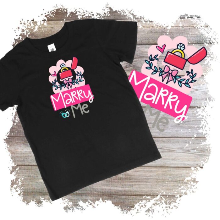 Tricou negru cu design Marry Me colorat