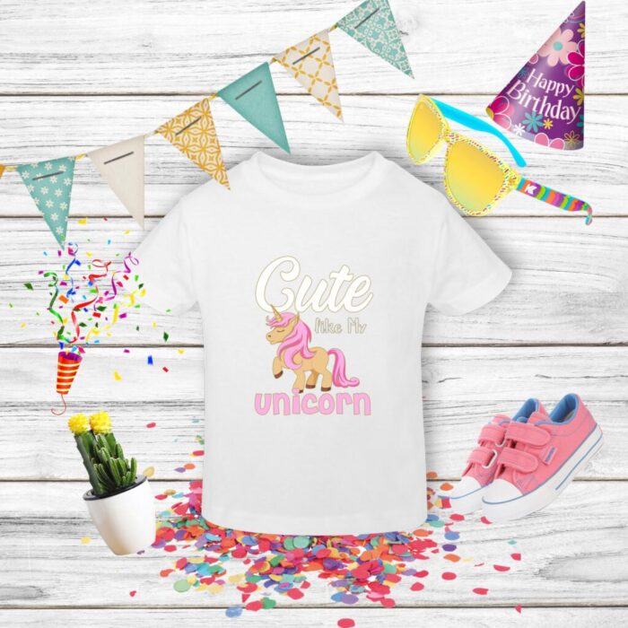 Tricou drăguț cu imprimeu unicorn și accesorii colorate