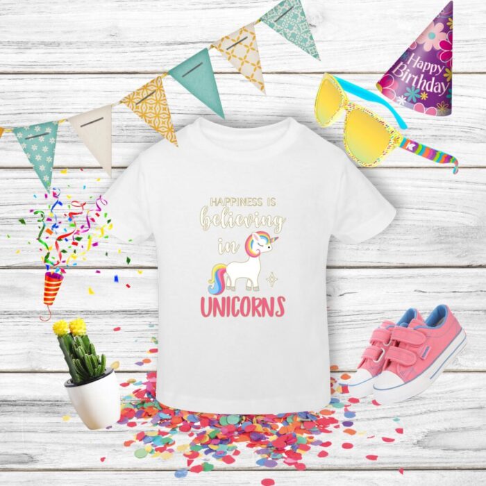 Tricou alb cu unicorn și decor aniversar.