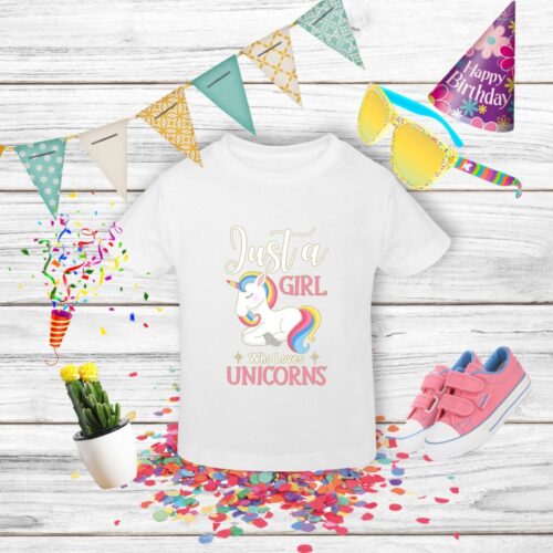 Tricou alb cu unicorn și decor aniversar.