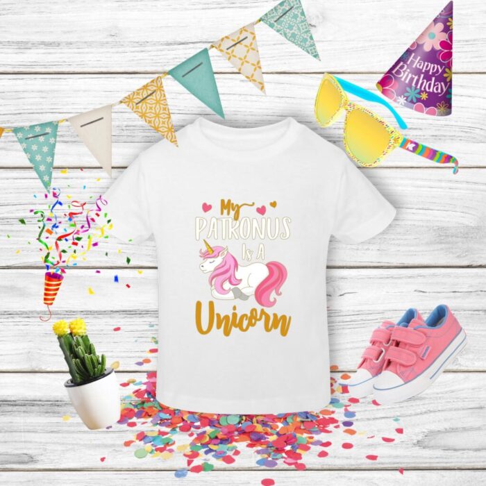 Tricou alb cu unicorn și accesorii festival