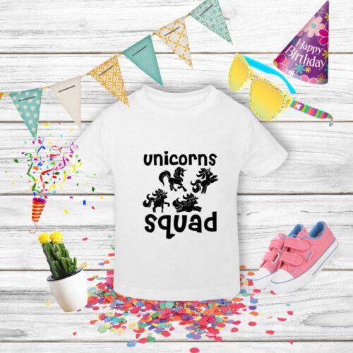 Tricou aniversar unicorn echipat cu accesorii colorate