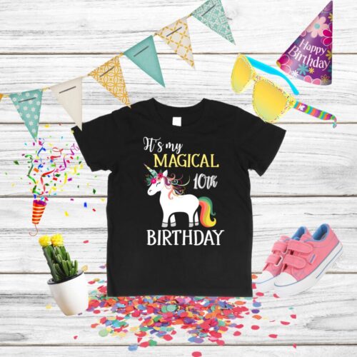 Tricou aniversar negru cu unicorn colorat.