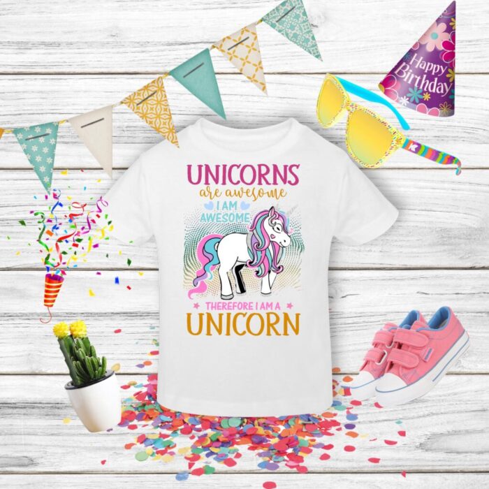 Tricou cu unicorni și accesorii aniversare colorate.