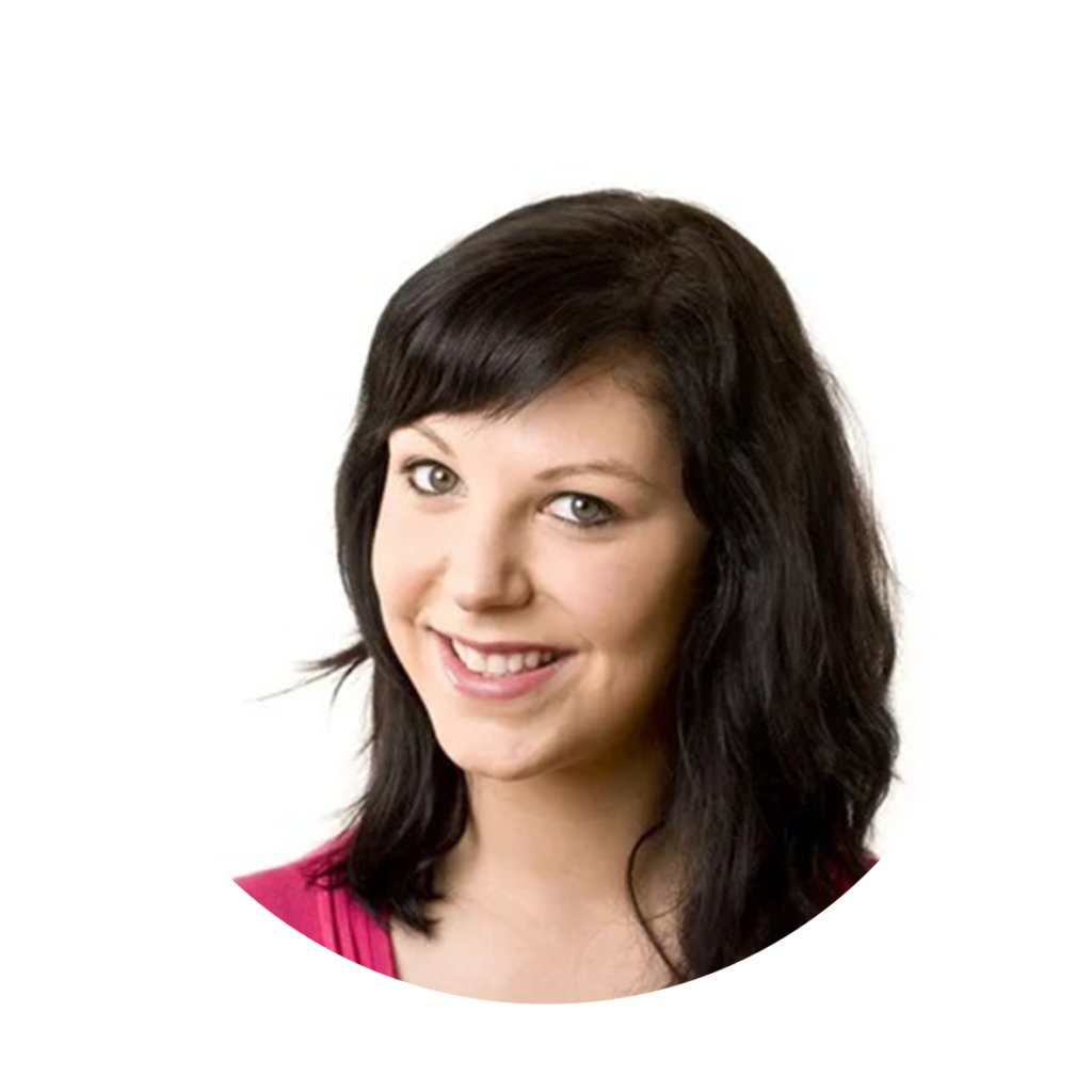 Femeie zâmbind purtând bluză roz fotografie studio.